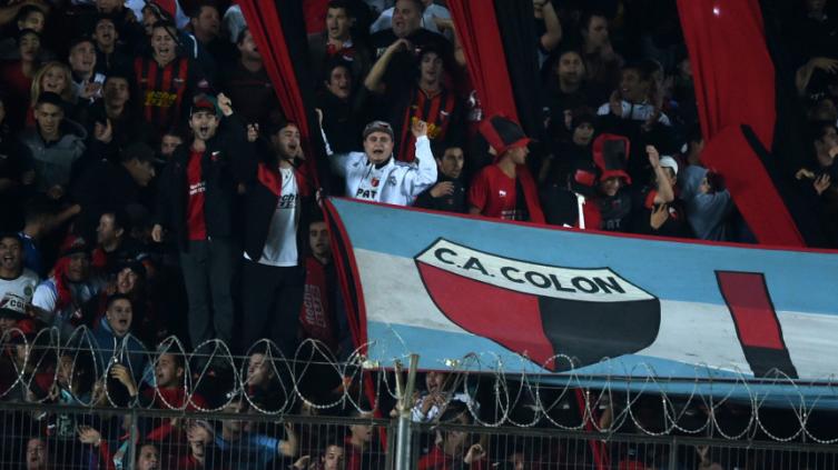 Un año sin cancha para diez hinchas de Colón