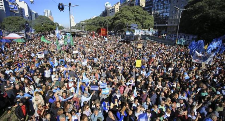 Multitudinaria marcha contra la vuelta al FMI 