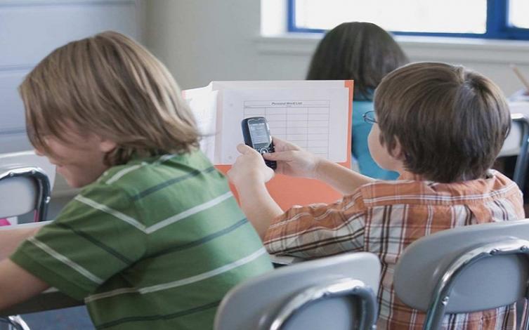 Prohíben el uso de celulares en las escuelas de Francia 