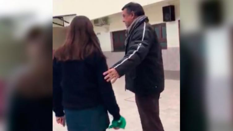 Un cura le prohibió usar el pañuelo verde a una alumna