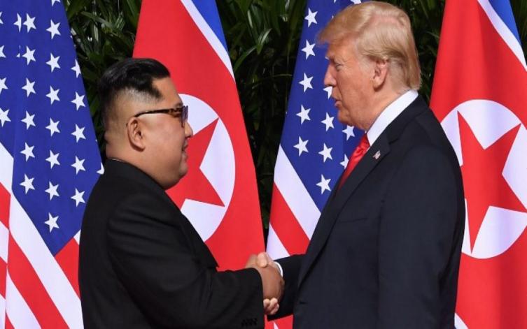 Histórico saludo entre Trump y Kim Jong-un