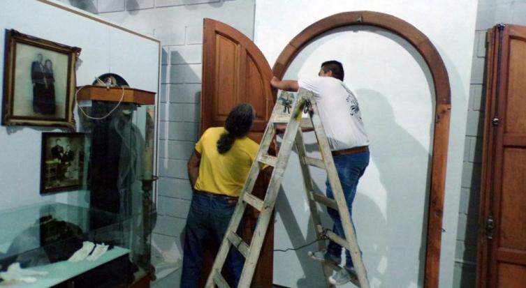 Infractores de tránsito pintaron una biblioteca