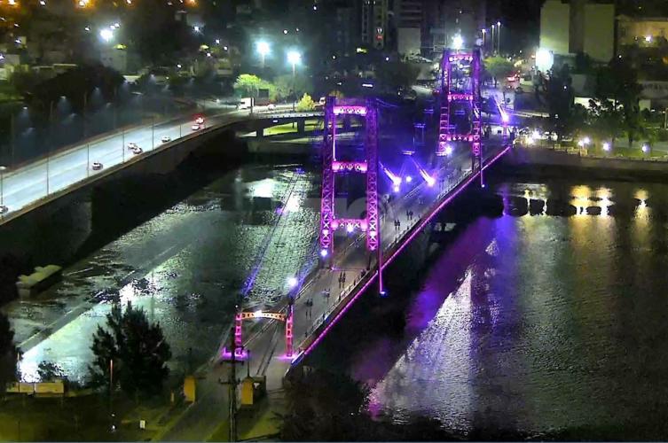 El Puente Colgante se iluminó para celebrar los 100 años de la Reforma Universitaria