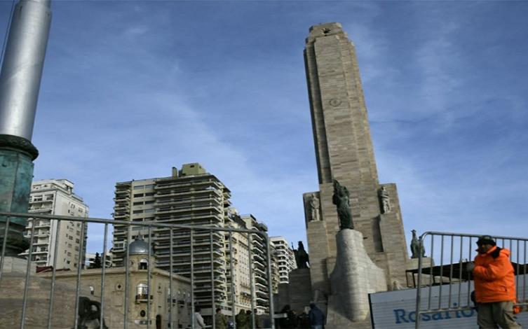 Vallan el Monumento a la Bandera por la llegada de Macri