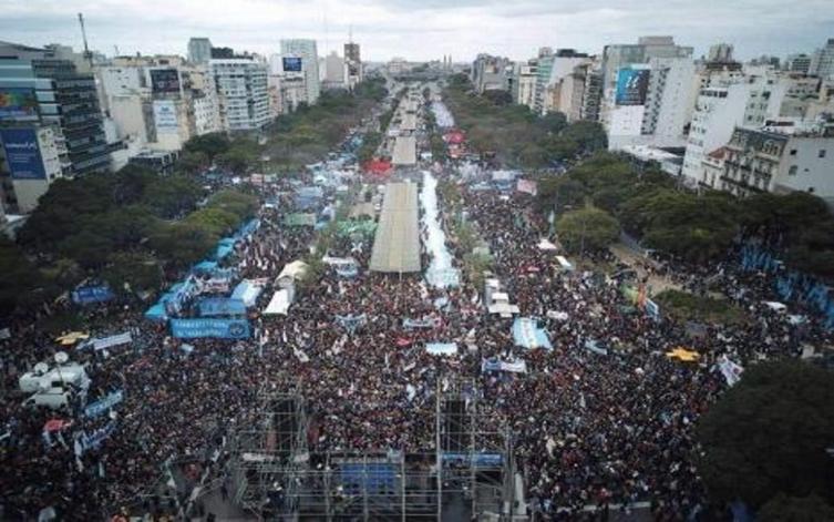 Argentina: una multitud contra el ajuste y el FMI