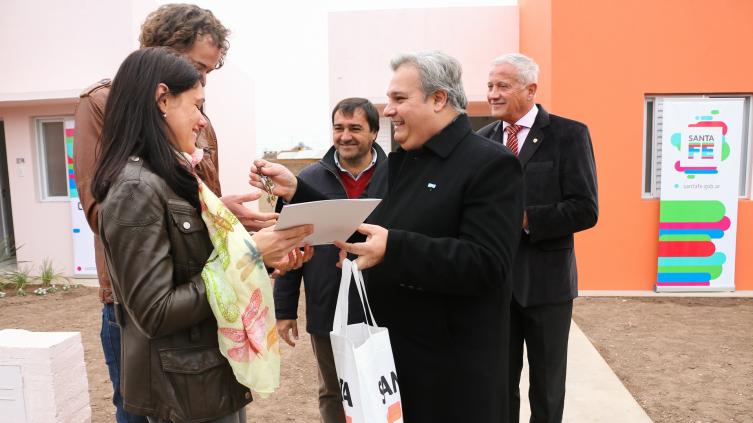 La provincia entregó 16 viviendas en San Carlos Centro