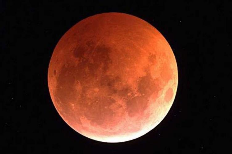 “Luna de fuego”, llega el eclipse lunar más largo del siglo