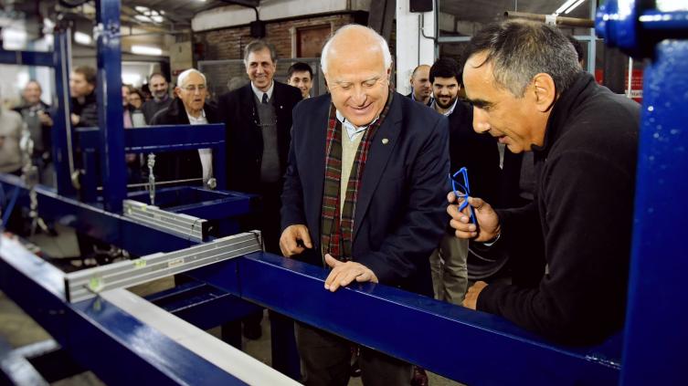 Lifschitz recorrió el laboratorio provincial para la prueba de aspas de helicóptero