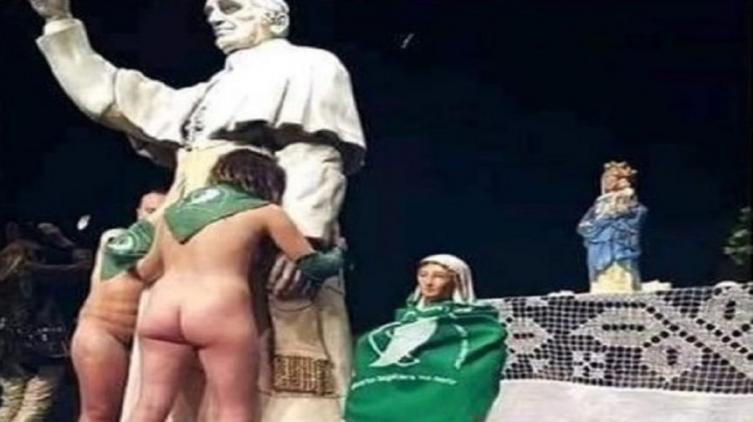 Bailaron desnudos con pañuelos verdes sobre una imagen de la Virgen y el Papa