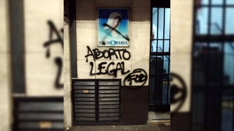 Vandalizaron la fachada de Radio María en Córdoba