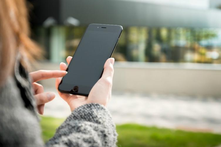 Francia prohibió los celulares en las escuelas