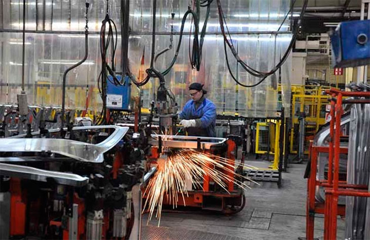 Se desplomó la producción industrial: 8,1 % en junio