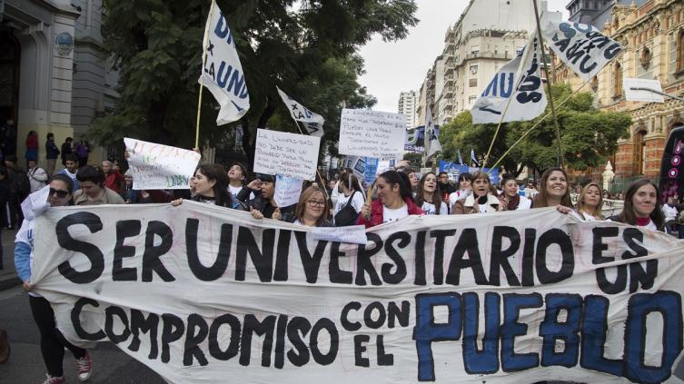 Docentes universitarios iniciaron un paro de 5 días