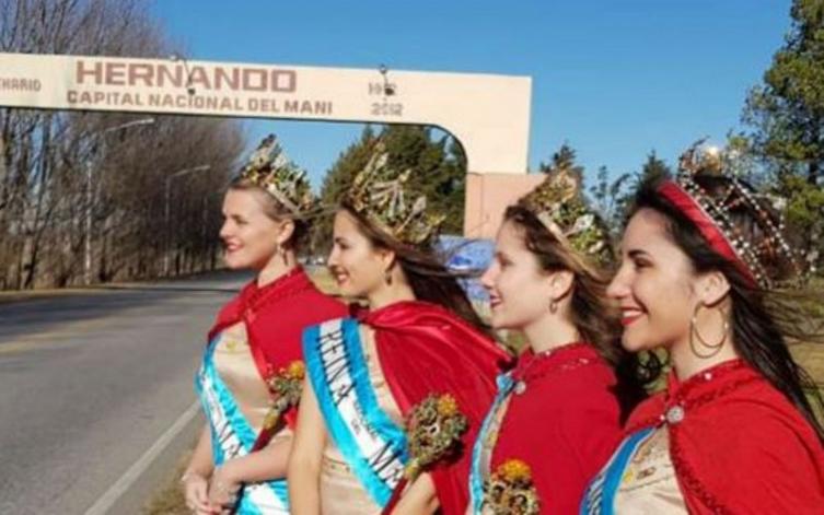 Ser “soltera y sin hijos”, el requisito para ser Reina 