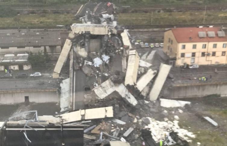 Decenas de muertos al colapsar un puente en Génova