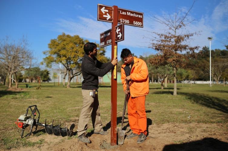 Colocan nuevos carteles nomencladores de calles