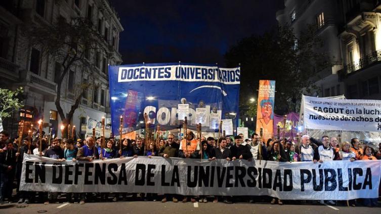 Docentes universitarios siguen de paro una semana más