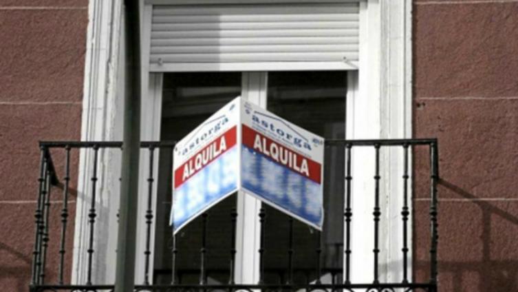 Una persona destina el 45 % de su sueldo al pago del alquiler