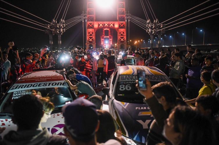 Pilotos del Súper TC2000 cruzaron el Puente Colgante