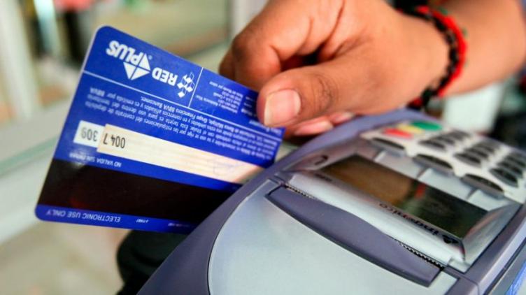 Alerta tarjetas de créditos: usuarios podrían pagar hasta 120 % de interés por pagos en cuotas
