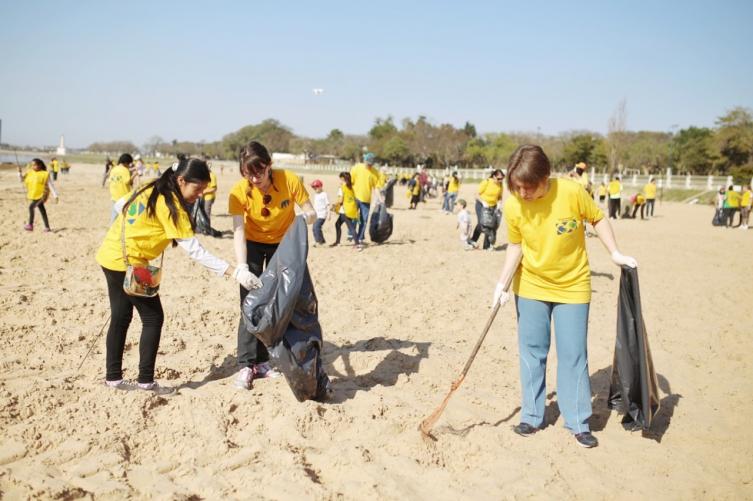 Más de 400 voluntarios limpiaron las playas santafesinas