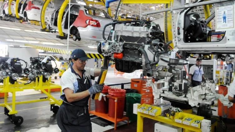 Automotrices suspenden a 5500 operarios