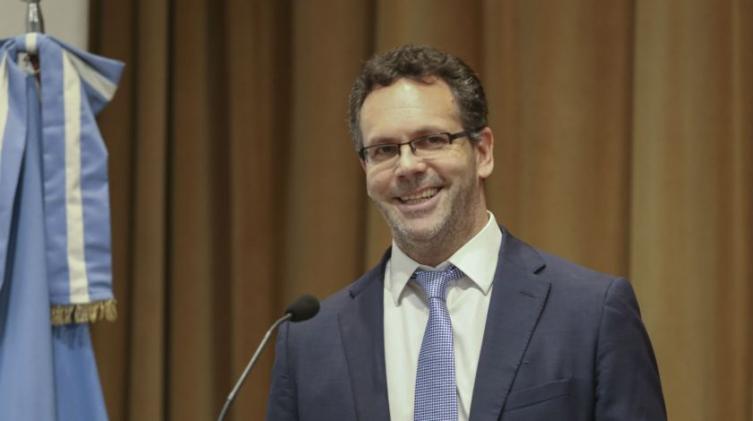 Sandleris: “Ni loco compraría dólares en este momento” 