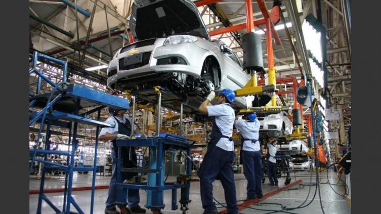 La industria automotriz cayó 20,6 % y las ventas 44 %