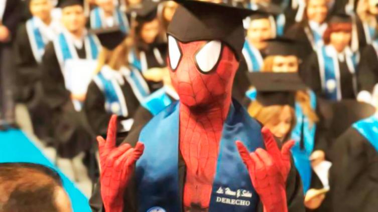 Recibió el diploma de abogado vestido de Hombre Araña